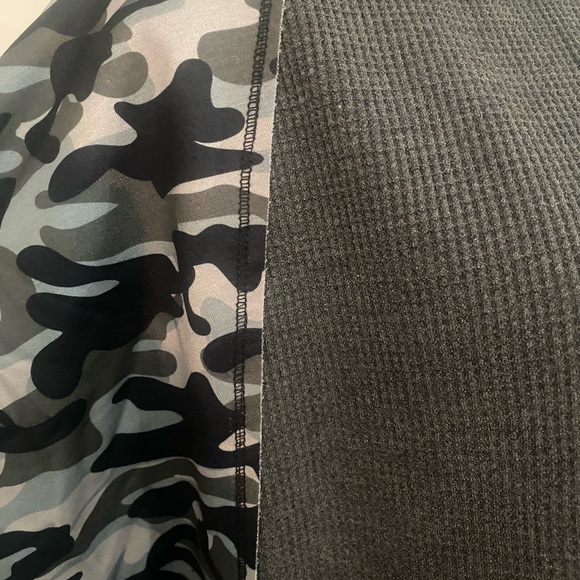 Waffle Knit Thermo Spliced Camo Top with Dolman Sleeves. Color: Grey - Picture 5 of 7